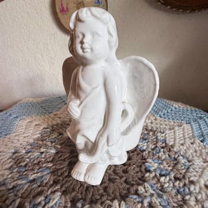 Vaso vintage in ceramica con angelo cherubino che tiene arco e frecce