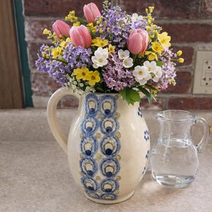 Vintage fait main Cottagecore bleuets et poterie florale crème de ferme et pichet bleu signé de la maison