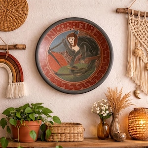 Plato de cerámica de terracota vintage hecho a mano con mono grabado nicaragüense para colgar en la pared.