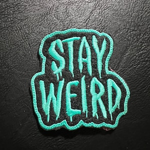 Patch bordado "Stay weird"