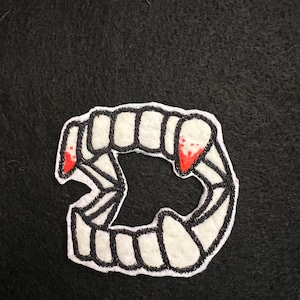 Blutiges Vampirgebiss als Patch