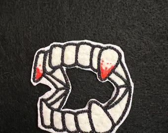 Geborduurde patch Bloody vampiertanden