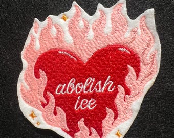Abolish ICE vlammend hart geborduurd embleem