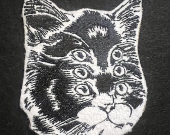 Geborduurde patch met griezelige kat