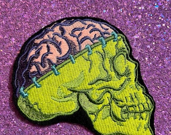 Glow in the dark patch zombiehersenschedel