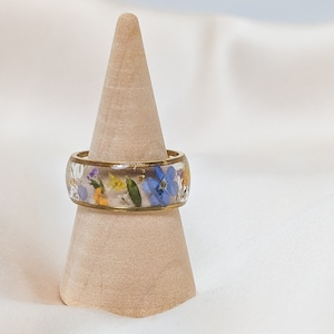 Pressad Blommaring i Resin – Handgjord Epoxiring med Guldarmband, Botaniska Smycken
