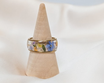 Anello epossidico in resina con fiori selvatici reali, anello fatto a mano, regalo per lei, mamma, anniversario, compleanno, anello naturale, anello di colore dorato, fiori pressati