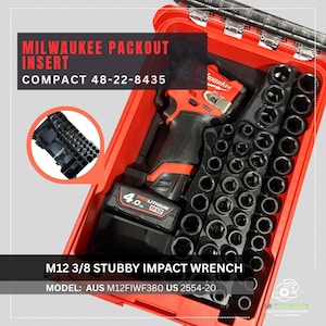 Puede incluir: Inserto Milwaukee Packout rojo, diseño compacto, modelo 48-22-8435. Incluye una llave de impacto M12 3/8 stubby y vasos negros. La batería indica 4.0 y está etiquetada Redlithium M12.
