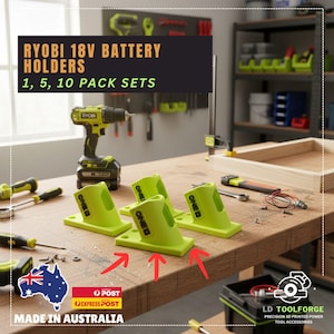 以下が含まれることがあります： 作業場にあるライムグリーンのRyobi 18Vバッテリーホルダー。画像には複数のホルダーが表示され、「RYOBI 18V BATTERY HOLDERS」と「1, 5, 10 PACK SETS」の文字があります。Ryobiドリルやその他のツールも表示されています。オーストラリア製。