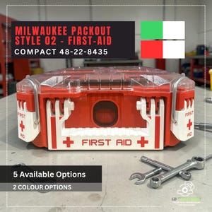以下が含まれることがあります： 赤と白のMilwaukee Packout Style 02救急キット。透明な上部があります。「FIRST AID」の文字と赤い十字が見えます。画像には「MILWAUKEE PACKOUT STYLE 02 - FIRST-AID COMPACT 48-22-8435」の文字も表示されています。