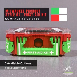 Pode incluir: Um kit de primeiros socorros Milwaukee Packout Style 01 compacto, vermelho e verde. O kit tem uma parte superior transparente e as palavras "FIRST-AID KIT" são impressas em branco. A imagem também mostra o texto "5 Opções disponíveis" e "2 Opções de cores".