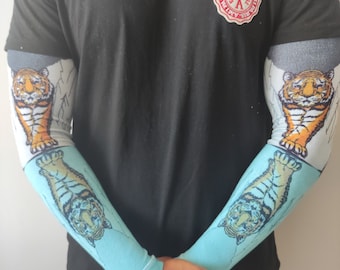 竹製圧縮アームスリーブ - アウトドアアクティビティウォーマー - 黒と白のカラー 湖の水の中の虎のデザイン