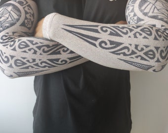 竹製圧縮アームスリーブ - アウトドア活動用ウォーマー - 肌色マオリタトゥーデザイン