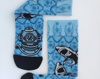 竹製ソックス - 通気性に優れた特別なデザイン - ダイバーのヘルメットとサメの絵