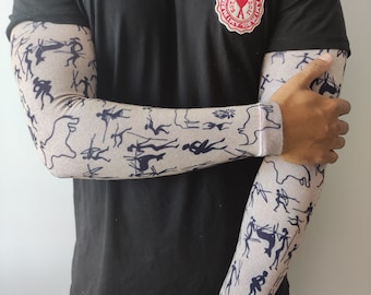 竹製コンプレッションアームスリーブ - アウトドア活動用ウォーマー - 肌の色を描いたファーストヒューマンズドローイングデザイン