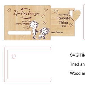 Pode incluir: Cartão de Dia dos Namorados em madeira com o texto "I fucking love you" e "You're My Favorite Thing To Do". O cartão apresenta ilustrações de bonecos palito e detalhes de coração. O design é para corte a laser.
