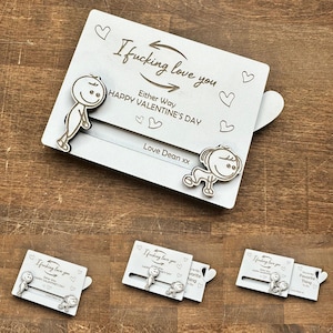 Può includere: Un biglietto bianco di San Valentino con il testo "I fucking love you" e "Happy Valentine's Day". Il biglietto presenta due personaggi dei cartoni animati e un meccanismo scorrevole che rivela "You're my favorite thing to do."