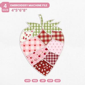 Può includere: Un design a patchwork a forma di fragola per ricamo. La fragola è composta da vari motivi di tessuto, tra cui quadretti, floreali e pois, nelle tonalità del rosso, del rosa e del bianco. Il design include il testo "EMBROIDERY MACHINE FILE" e misure di 10cm, 13cm, 15cm e 20cm.