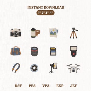 Op de afbeelding: Een digitaal borduurontwerp met twaalf iconen in fotografiethema, waaronder een camera, filmrol, foto's, statief, tas, lens, geheugenkaart, flitser, riem, diafragma, licht en drone. Tekst: INSTANT DOWNLOAD 1" 2" 3" 4" DST PES VP3 EXP JEF.
