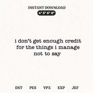 Op de afbeelding: Een borduurontwerpbestand met de zwarte tekst i don't get enough credit for the things i manage not to say. Het ontwerp bevat maatopties van 4, 5, 6 en 8 inch en vermeldt de bestandsformaten DST, PES, VP3, EXP en JEF.