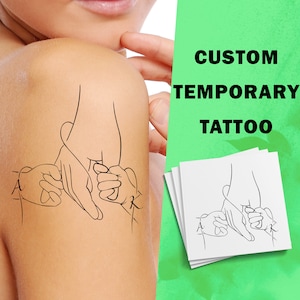 Bebé tomados de la mano - Tatuaje temporal de iniciales personalizadas - Regalo para mamá y papá - Tatuaje personalizado - Tatuaje de amor familiar - Tatuaje de arte lineal