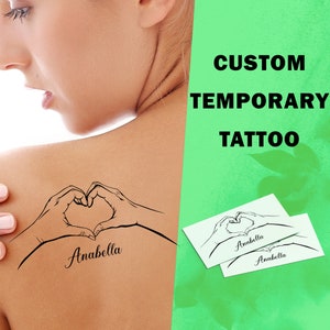 Tatuaje temporal con nombre personalizado y mano que muestra un corazón - Tatuajes personalizados - Amor familiar - Regalo para mamá y papá - Tatuaje falso - Tatuajes a juego