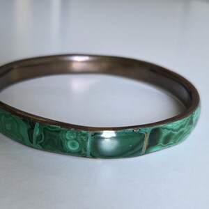 Vintage Malakit Armband – Mässingsinfattning med infälld grön sten – Boho Statement Smycken Present till Henne