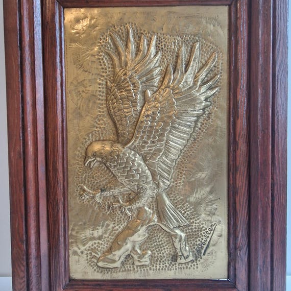 ヴィンテージの真鍮製槌目イーグル壁掛け（木製フレーム入り） - Etsy 日本