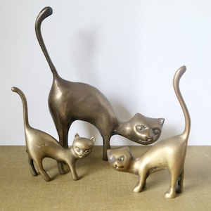 Mother cat in brass with Kittens mid-century, animal cat family