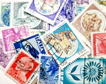 Op de afbeelding: Een verzameling vintage Italiaanse postzegels met verschillende ontwerpen, waaronder een klok, een kasteel en een zonnebloem. De postzegels zijn in verschillende kleuren, waaronder blauw, rood, groen en geel.