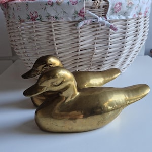 Vintage Großes Entenpaar, Messing Entenfiguren, Messingtier, Mitte des Jahrhunderts Messingente, reizendes und niedliches Geschenk Mutter, Ostergeschenk für sie