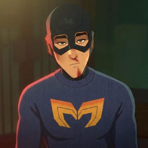 Puede incluir: Personaje animado con un suéter azul marino con un gran diseño de "M" naranja y amarillo. El personaje también lleva una máscara y un casco negros. La imagen tiene un estilo de dibujos animados con una expresión ligeramente sombría.