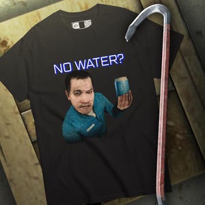 Op de afbeelding: Zwart t-shirt met de tekst "NO WATER?" in blauwe neonstijl. Het shirt heeft een afbeelding van een persoon die een blikje vasthoudt. Een metalen koevoet met een rode handgreep staat op de achtergrond.