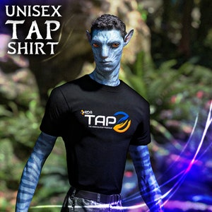 Op de afbeelding: Een zwart T-shirt met een blauw en oranje logo met de tekst "RDA TAP The Ambassador Program".