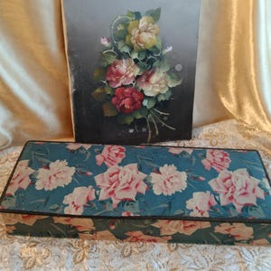 Ancienne grande boite en tissu floral avec son étiquette du magasin au Printemps