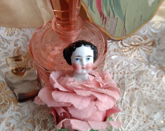 Adorable petite boite décorée avec tête porcelaine ancienne shabby chic