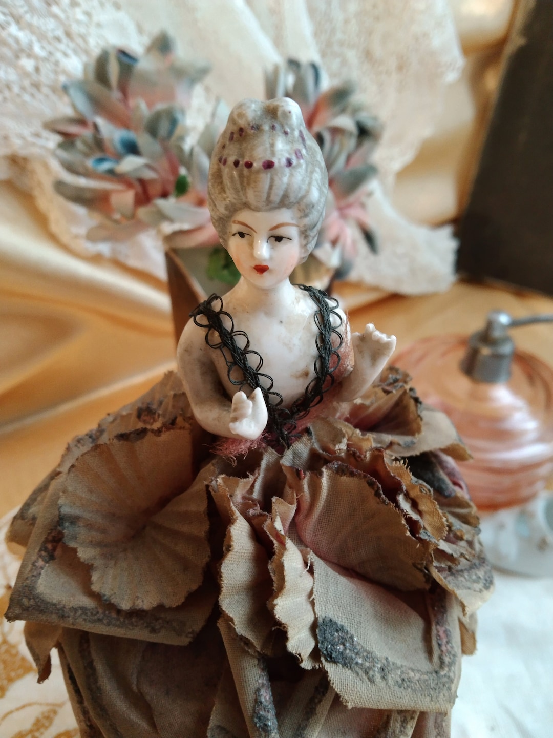Vase Miniature En Porcelaine De Limoges - 10 Cm De Haut, Style Marquise, Occasion Bon état