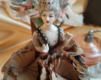 Boite ancienne avec demi-figurine de marquise en porcelaine superbe français shabby