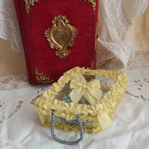Boîte à Bijoux de Boudoir en Verre avec Ruban Froncé Jaune Vintage - Élégance et Charme