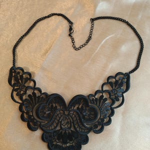 Original collier plastron dentelle métal noir