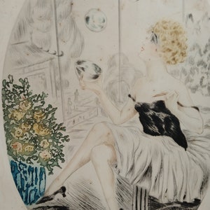 Charmante illustration gravure française femme à l&#39;eau forte signée, années 1920-1930 déco boudoir
