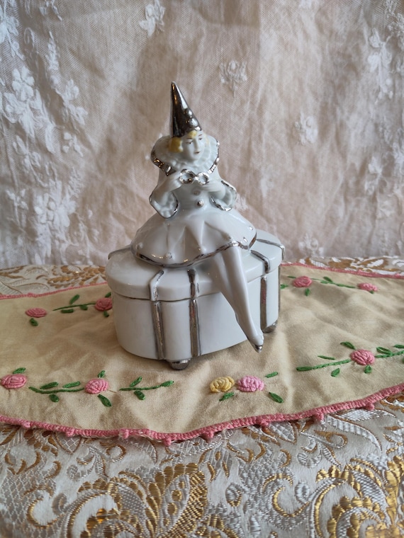 Boite à Bijoux Ancienne Pierrette/Colombine, Porcelaine Allemande/ Art Déco/Boudoir Doll