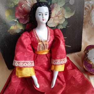 Grande poupée ancienne " chine" en porcelaine émaillée avec coiffure Eugénie.