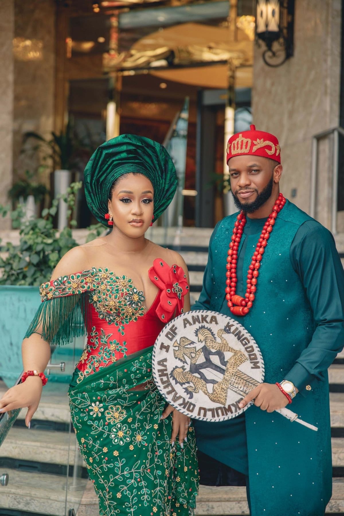 Paar traditionele bruiloft outfits, George trouwjurk, Afrikaanse kleding, Afrikaanse mode, paren dragen, Owanbe, verlovingsjurk, fotoshoot
