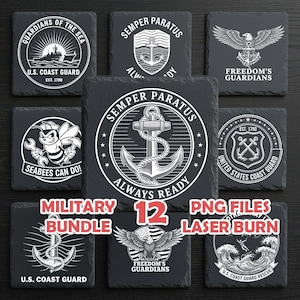 Puede incluir: Un conjunto de 12 posavasos de pizarra negra con diseños militares grabados en blanco. Los posavasos presentan varios emblemas, incluyendo anclas y águilas, y texto como "U.S. Coast Guard". También se ve el texto "Military Bundle" y "PNG Files Laser Burn".