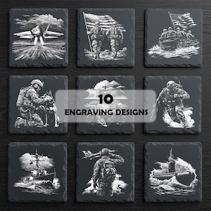Puede incluir: Juego de diez posavasos cuadrados de pizarra con diseños grabados de temática militar. Cada posavasos presenta una ilustración diferente, incluyendo un avión, soldados con la bandera americana y un submarino. También se ve el texto "10 ENGRAVING DESIGNS".