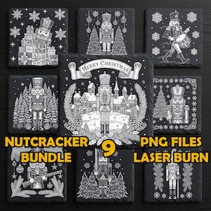 Puede incluir: Nueve posavasos cuadrados negros con diseños de cascanueces grabados en blanco. Los posavasos presentan varias ilustraciones de cascanueces, árboles de Navidad y el texto "Merry Christmas". También se ven las palabras "Nutcracker Bundle" y "PNG Files Laser Burn".