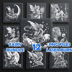以下が含まれることがあります： 12枚の正方形のスレートコースターのセット。繊細な白黒の妖精のイラストが描かれています。デザインには、翼のある妖精、月に座っている妖精、自然と触れ合っている妖精が含まれています。コースターには「Fairy Bundle」と「PNG Files Laser Burn」の文字が書かれています。