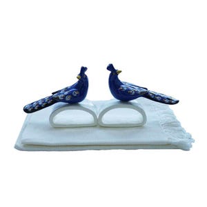 Blaue Pfauen-Serviettenringe – mit Baumwollservietten – handgefertigt und Fairtrade
