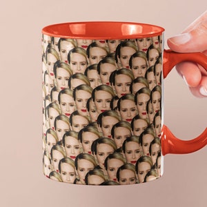 Peut inclure: Une tasse à café en céramique blanche avec un bord et une poignée orange. La tasse est recouverte d'un motif répété d'un visage de femme.